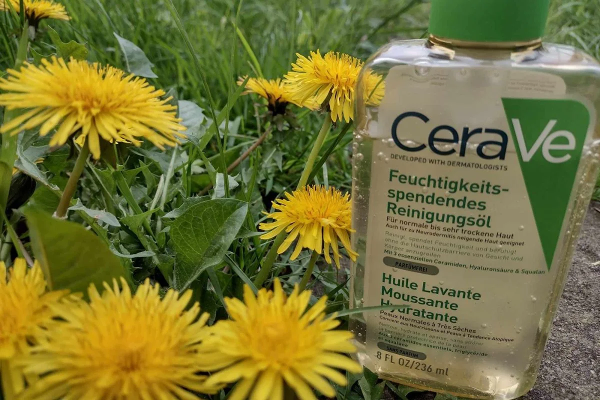 CERAVE HYDRATING FOAMING OIL CLEANSER close up