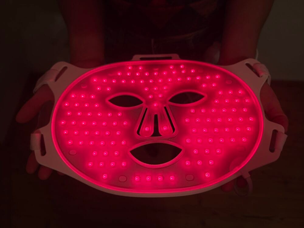 LED masken med rødt og infrarødt lys aktiveret
